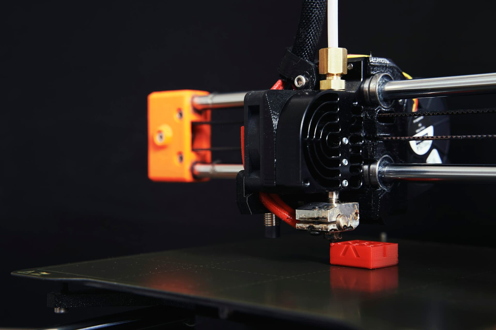 Nahaufnahme einer 3D-Druckerdüse während des Drucks